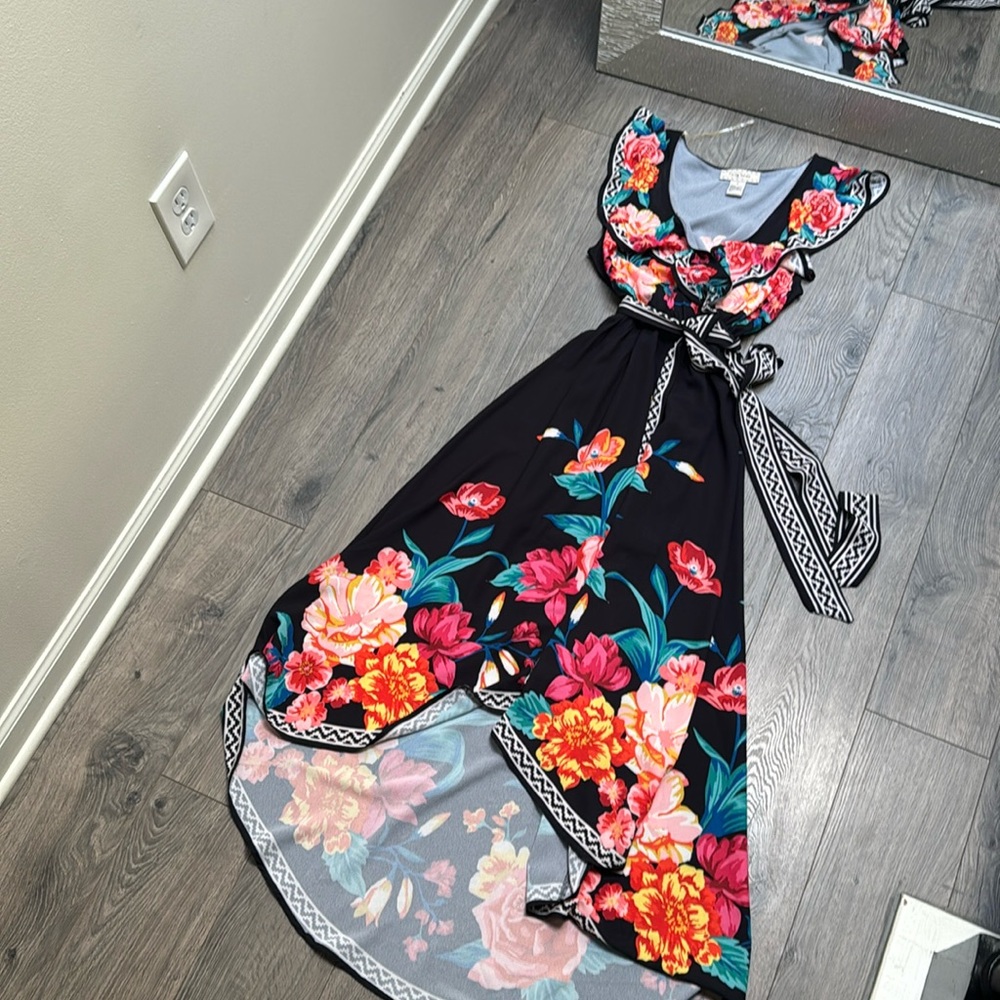Beautiful dress.Flutter cap sleeve.Coordinating belt.Snap closure at chest